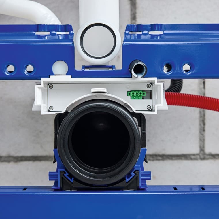 Boîtier Geberit Power & Connect pendant l'installation Boîtier Geberit Power & Connect pendant l'installation