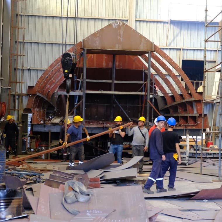 Le chantier naval ADA Yachting à Bodrum bourdonne d’activité. La construction d’un yacht nécessite de nombreux ouvriers qualifiés et s’étale sur au moins deux ans (© Serkan Ali Çiftçi) Le chantier naval ADA Yachting à Bodrum bourdonne d’activité. La construction d’un yacht nécessite de nombreux ouvriers qualifiés et s’étale sur au moins deux ans (© Serkan Ali Çiftçi)