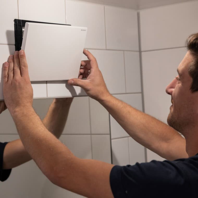 Plaque de fermeture Geberit pour rinçage forcé hygiénique en blanc alpin Plaque de fermeture Geberit pour rinçage forcé hygiénique en blanc alpin