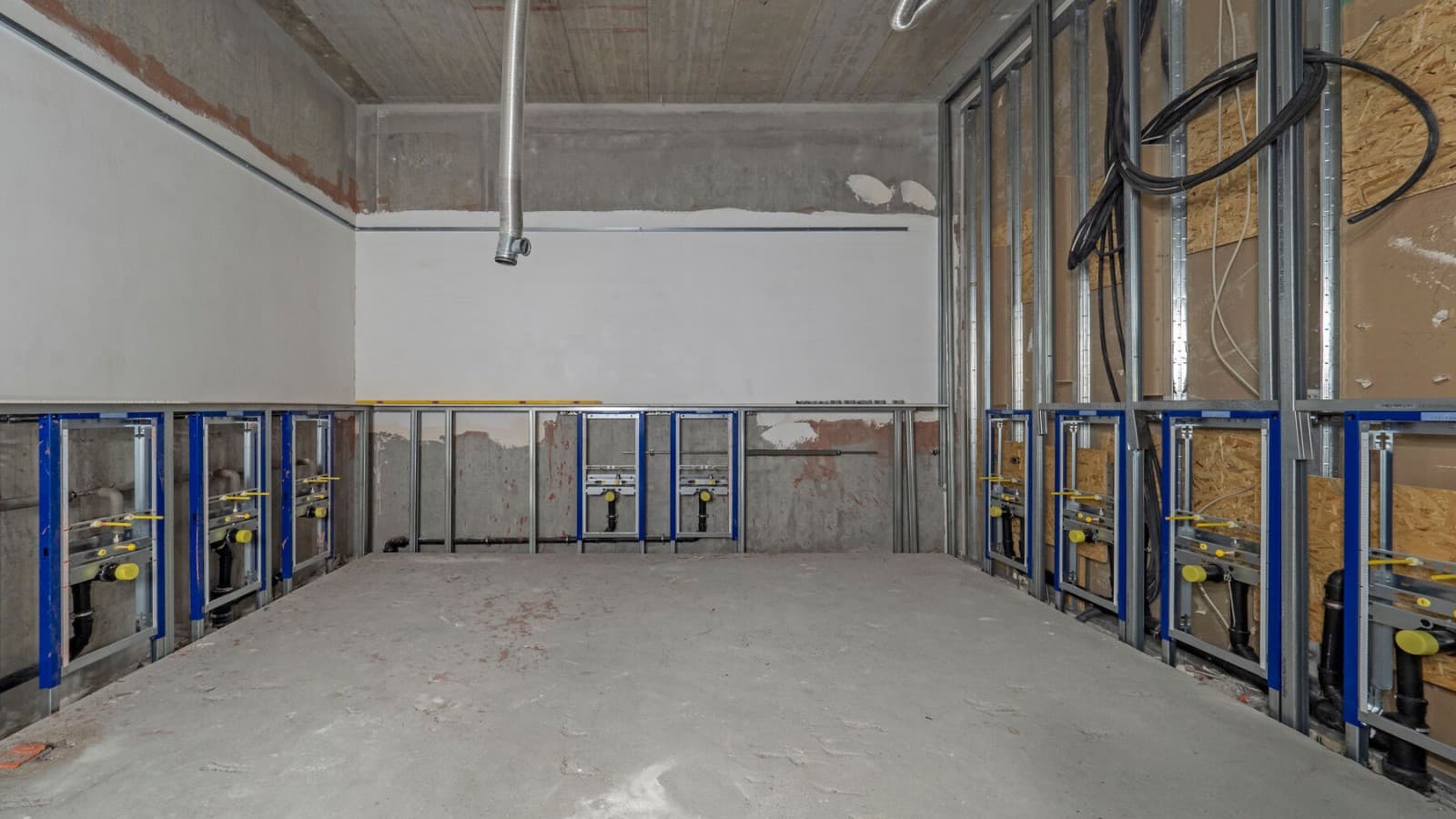 L’installation sanitaire de la halle 12 pendant le montage L’installation sanitaire de la halle 12 pendant le montage