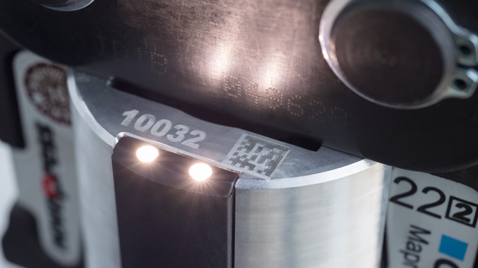 Outil de sertissage Geberit avec éclairage de la zone de sertissage pour une parfaite visibilité dans les endroits sombres Outil de sertissage Geberit avec éclairage de la zone de sertissage pour une parfaite visibilité dans les endroits sombres