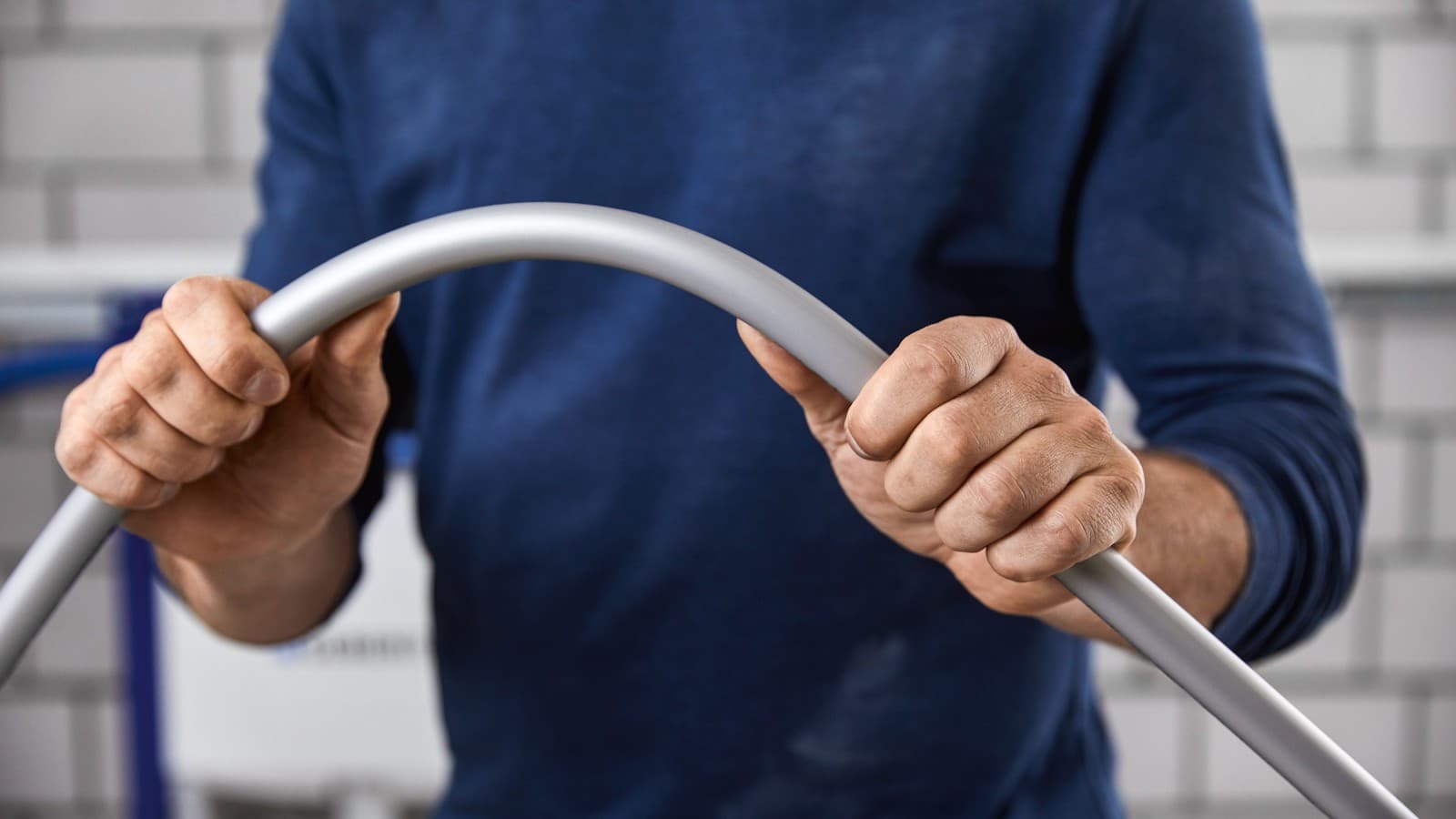 Pliez à la main les tubes Geberit FlowFit Pliez à la main les tubes Geberit FlowFit