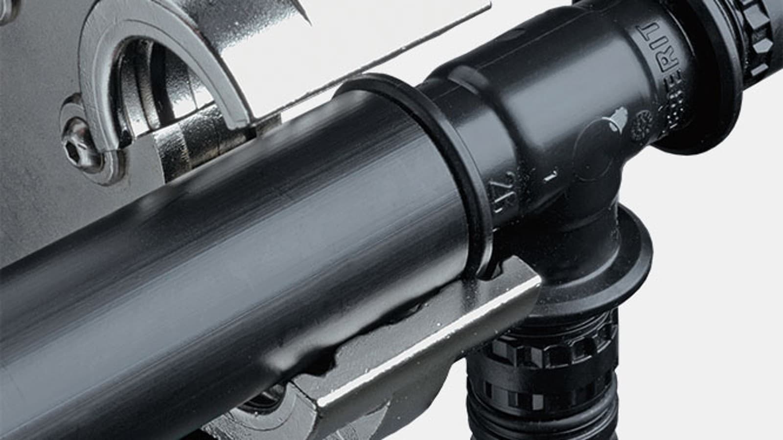 Le guide de la mâchoire de sertissage permet d'éviter les erreurs de positionnement avec Geberit Mepla Le guide de la mâchoire de sertissage permet d'éviter les erreurs de positionnement avec Geberit Mepla