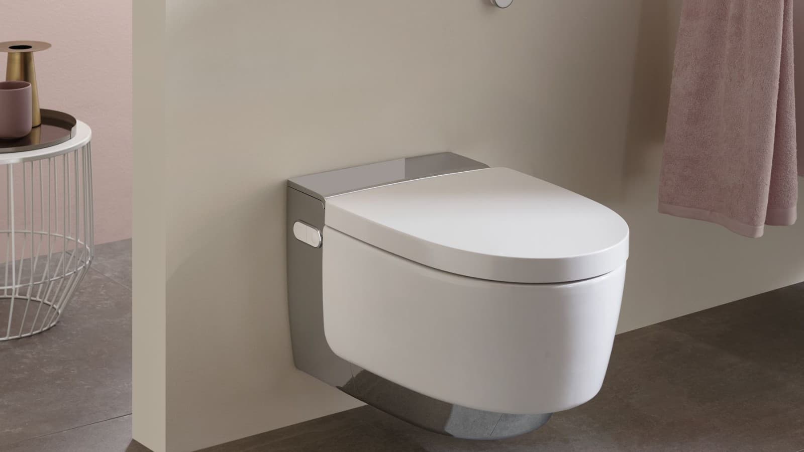 WC lavant Geberit AquaClean Maïra Comfort dans une salle de bain de couleur claire WC lavant Geberit AquaClean Maïra Comfort dans une salle de bain de couleur claire