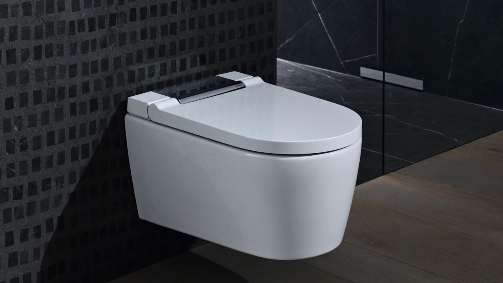 WC lavant Geberit AquaClean Sela chrome brillant dans une salle de bain noire WC lavant Geberit AquaClean Sela chrome brillant dans une salle de bain noire